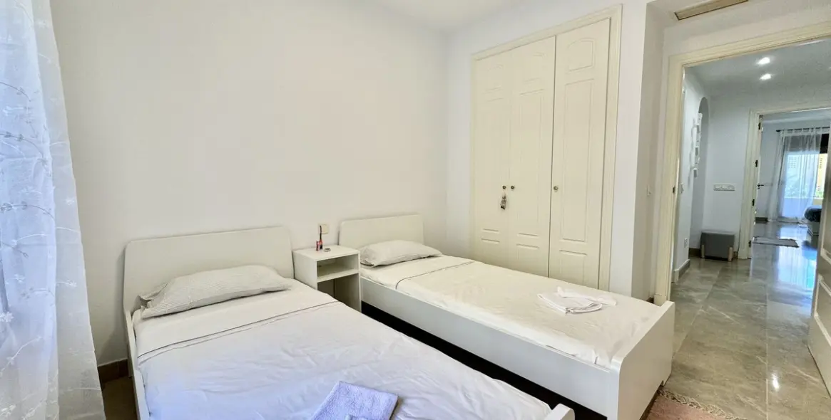 Short-term rent of ground floor apartment in La Duquesa 19