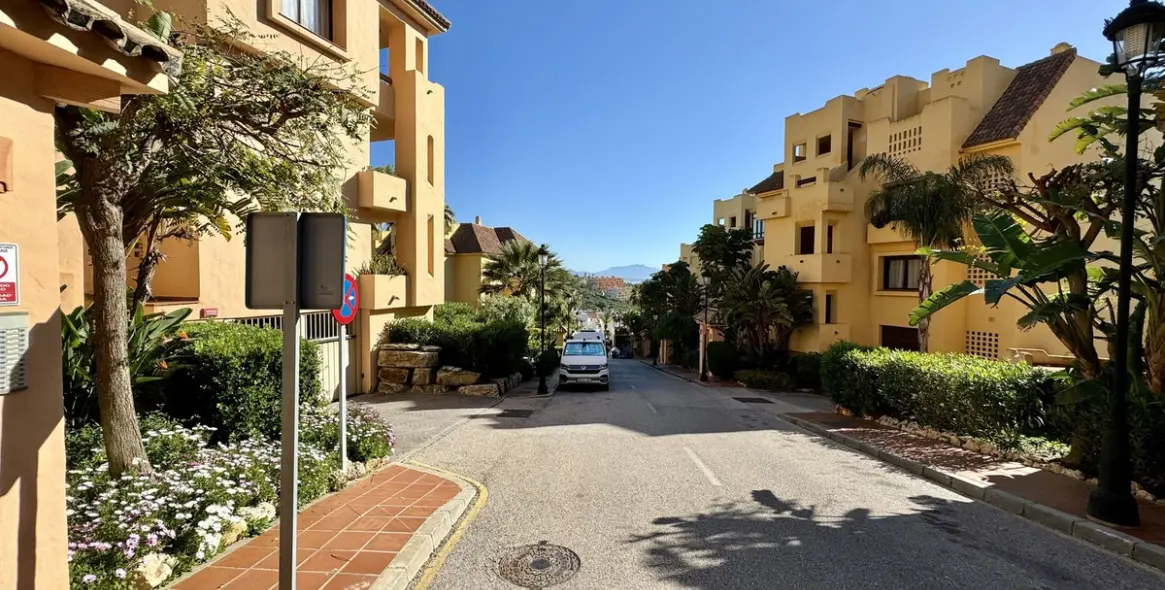Short-term rent of ground floor apartment in La Duquesa 23