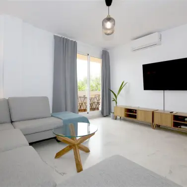 Alquiler a corto plazo de apartamento en planta media en Estepona