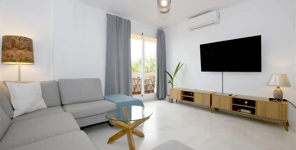 Short-term rent of middle floor apartment in Estepona 2