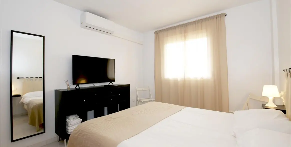 Short-term rent of middle floor apartment in Estepona 4