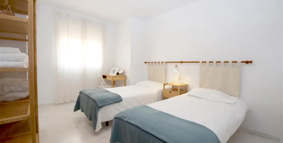 Short-term rent of middle floor apartment in Estepona 13