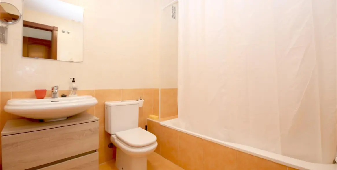 Short-term rent of middle floor apartment in Estepona 15