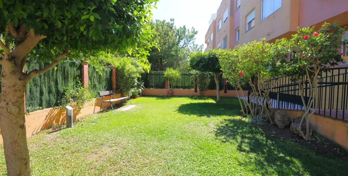 Short-term rent of middle floor apartment in Estepona 21