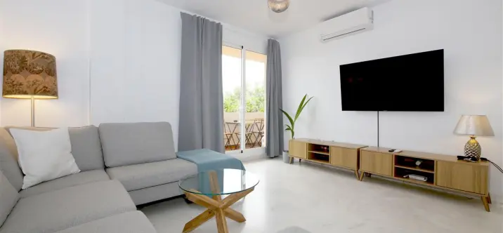 Short-term rent of middle floor apartment in Estepona 1