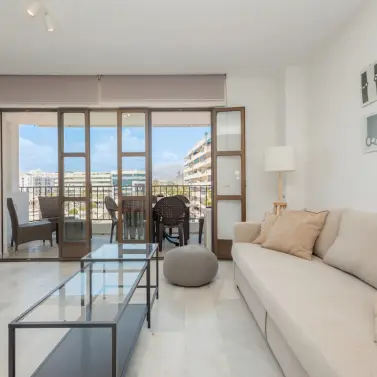 Alquiler a corto plazo de apartamento en planta media en Puerto Banús