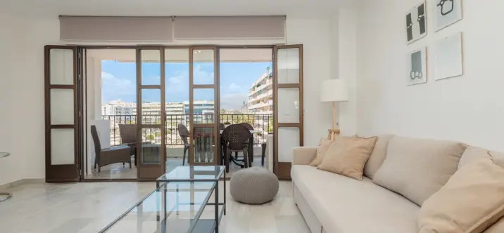 Alquiler a corto plazo de apartamento en planta media en Puerto Banús 0