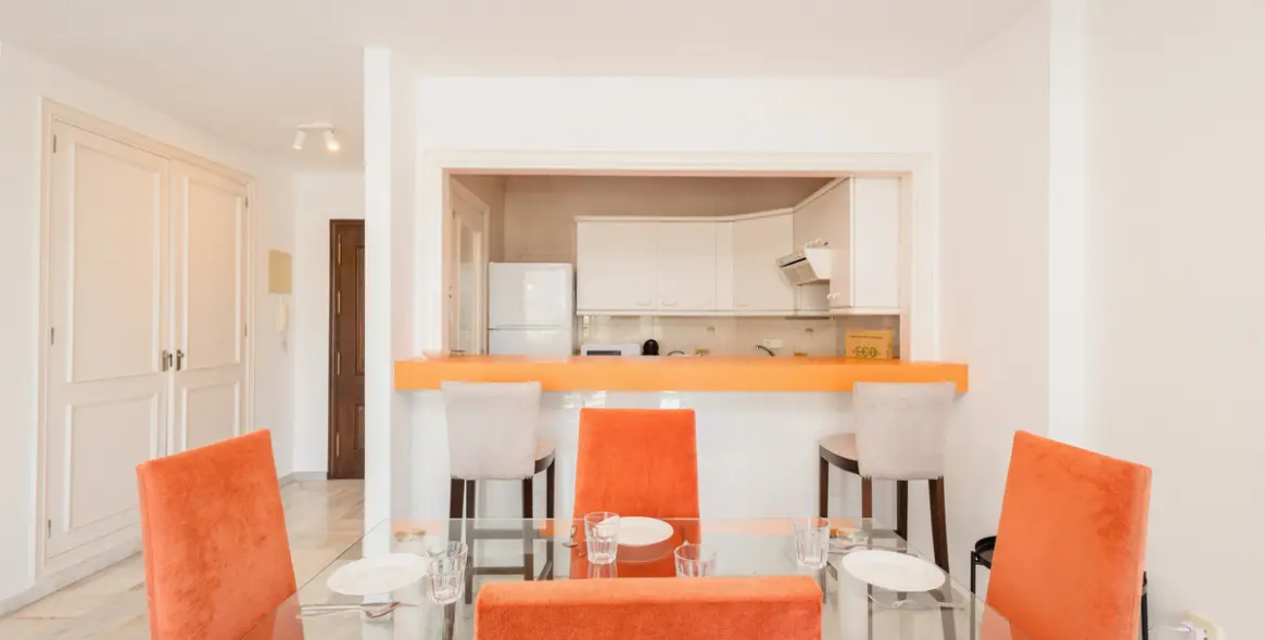 Short-term rent of middle floor apartment in Puerto Banús 2