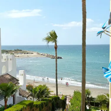 Краткосрочная аренда апартаментов на среднем этаже в Estepona