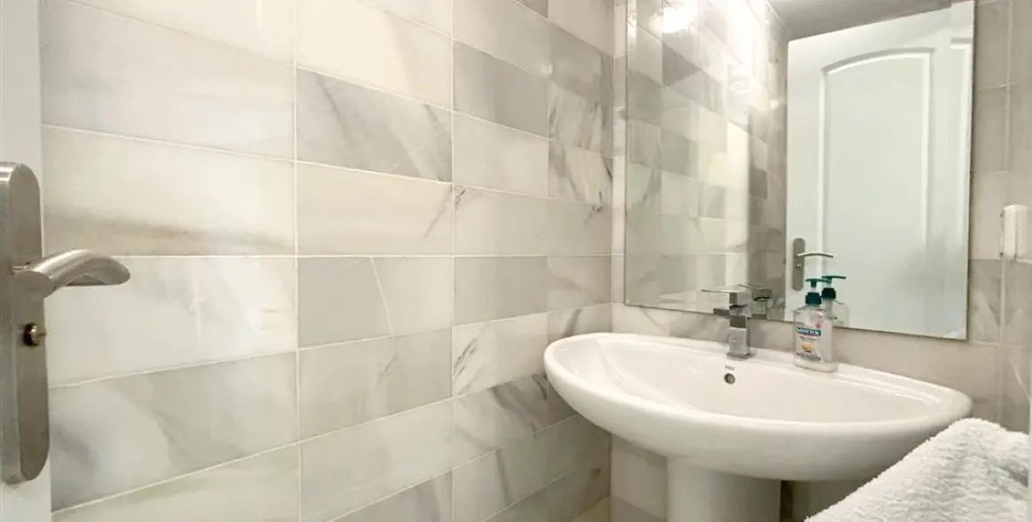 Краткосрочная аренда апартаментов на среднем этаже в Estepona 18