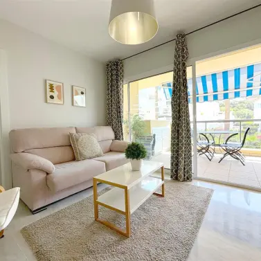 Short-term rent of middle floor apartment in Estepona