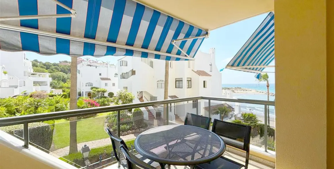 Alquiler a corto plazo de apartamento en planta media en Estepona 2