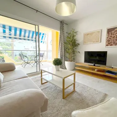 Alquiler a corto plazo de apartamento en planta media en Estepona