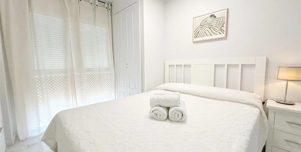Alquiler a corto plazo de apartamento en planta media en Estepona 5