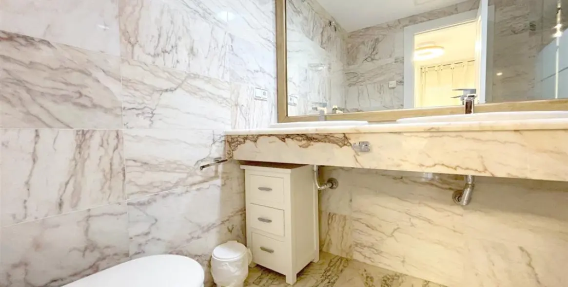 Alquiler a corto plazo de apartamento en planta media en Estepona 7