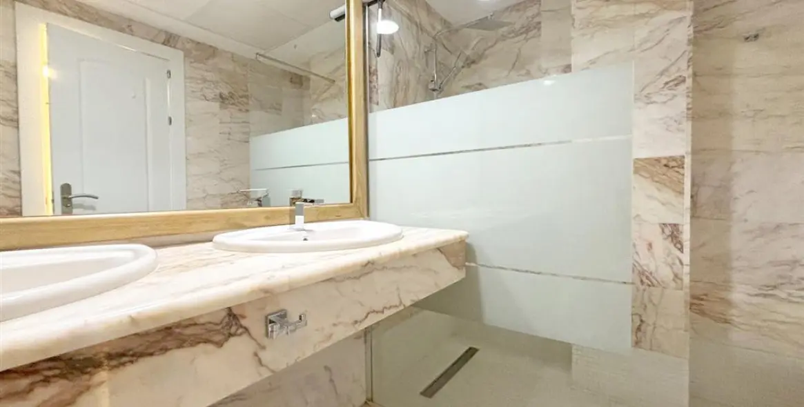 Alquiler a corto plazo de apartamento en planta media en Estepona 8