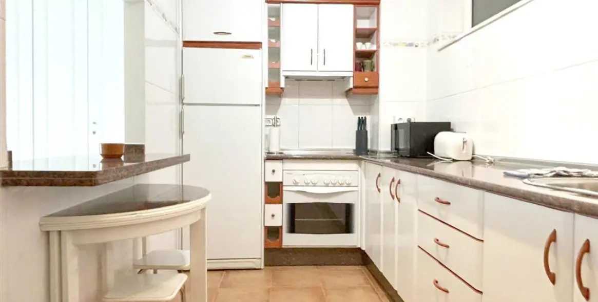 Alquiler a corto plazo de apartamento en planta media en Estepona 12