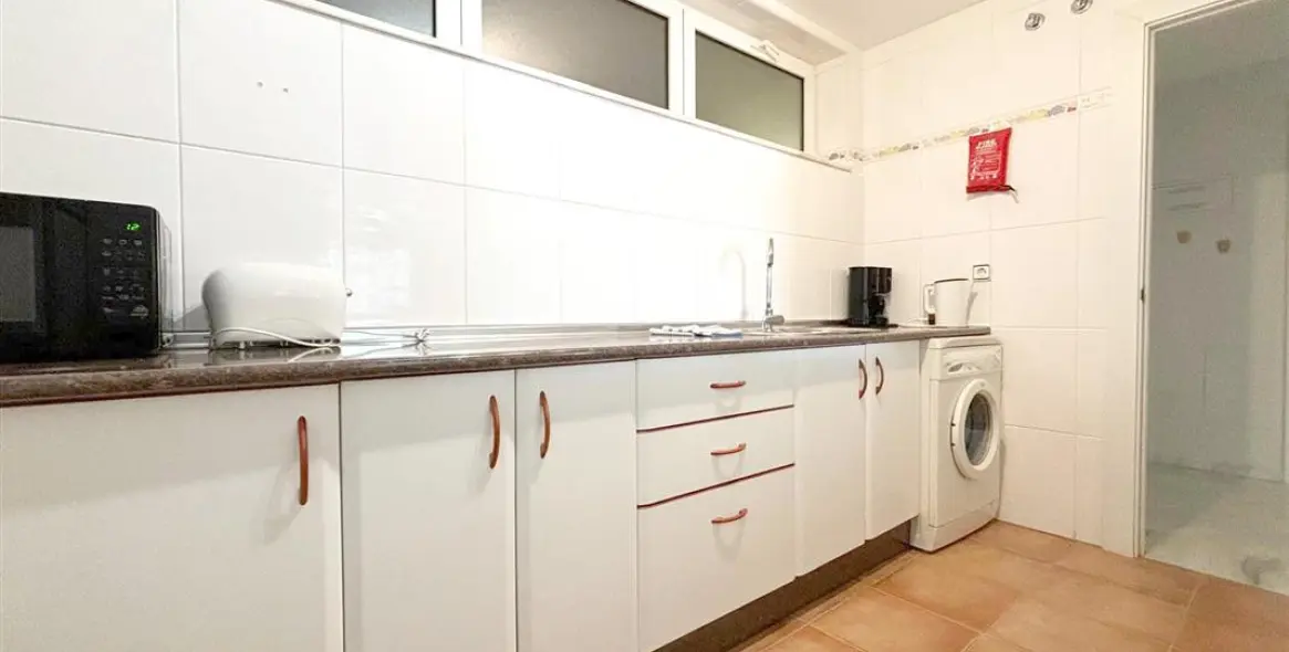 Alquiler a corto plazo de apartamento en planta media en Estepona 13