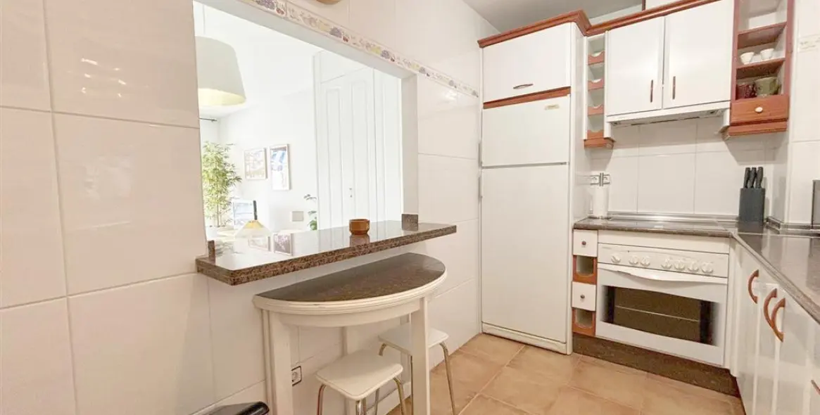 Alquiler a corto plazo de apartamento en planta media en Estepona 14