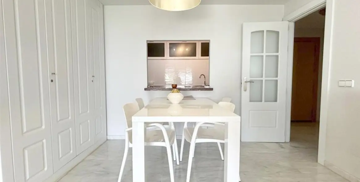 Alquiler a corto plazo de apartamento en planta media en Estepona 16