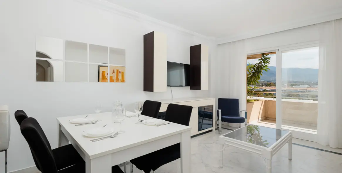 Долгосрочная аренда апартаментов на среднем этаже в Marbella (район Puerto Banús) 1