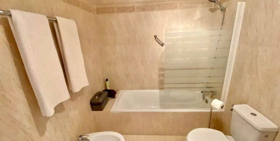 Short-term rent of middle floor apartment in Elviria 25