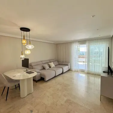 Краткосрочная аренда апартаментов на среднем этаже в Selwo