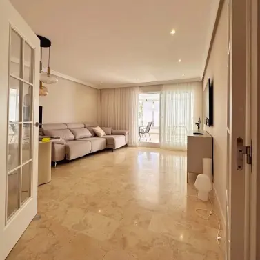 Краткосрочная аренда апартаментов на среднем этаже в Selwo