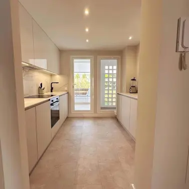 Краткосрочная аренда апартаментов на среднем этаже в Selwo