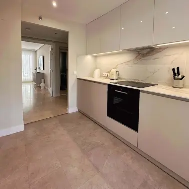 Краткосрочная аренда апартаментов на среднем этаже в Selwo