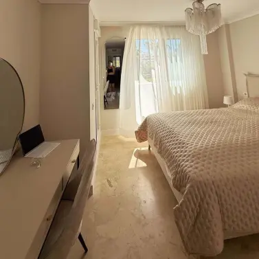 Краткосрочная аренда апартаментов на среднем этаже в Selwo