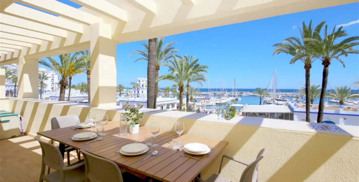 Alquiler a corto plazo de apartamento en planta media en Estepona 1