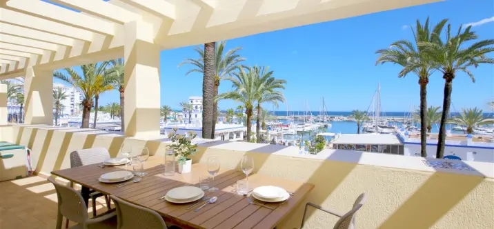 Alquiler a corto plazo de apartamento en planta media en Estepona 0