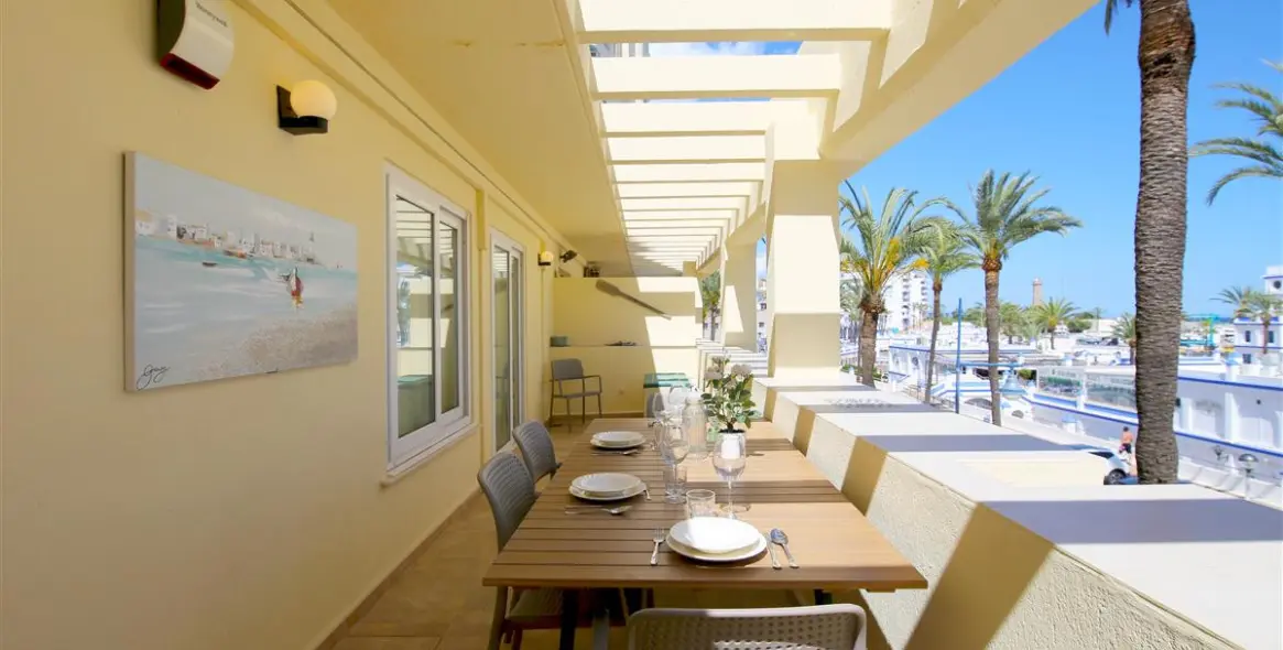 Alquiler a corto plazo de apartamento en planta media en Estepona 3