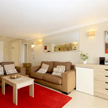 Alquiler a corto plazo de apartamento en planta media en Estepona