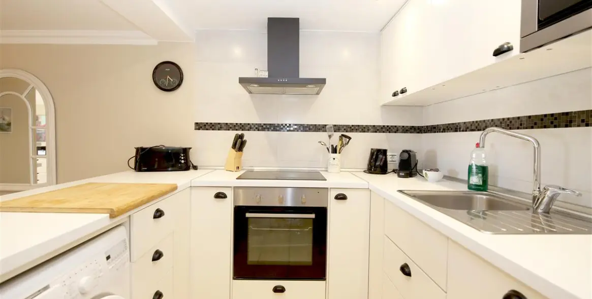 Alquiler a corto plazo de apartamento en planta media en Estepona 7