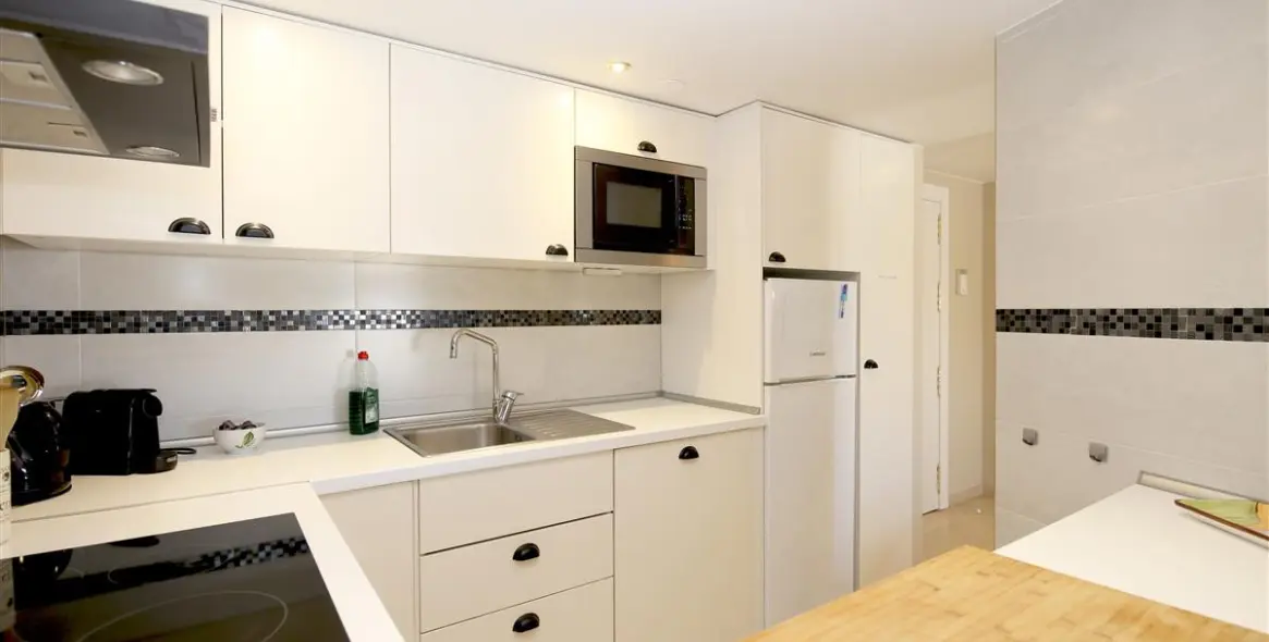 Alquiler a corto plazo de apartamento en planta media en Estepona 8