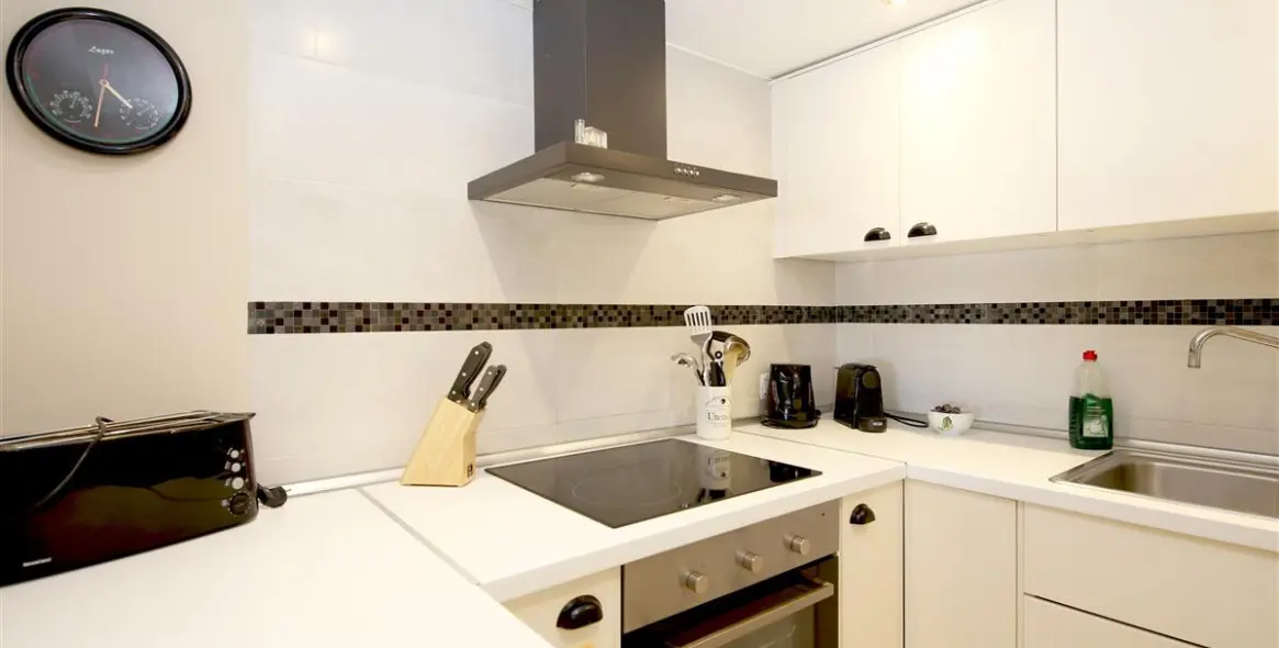 Alquiler a corto plazo de apartamento en planta media en Estepona 9