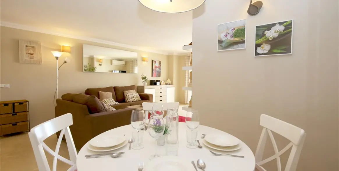 Alquiler a corto plazo de apartamento en planta media en Estepona 10