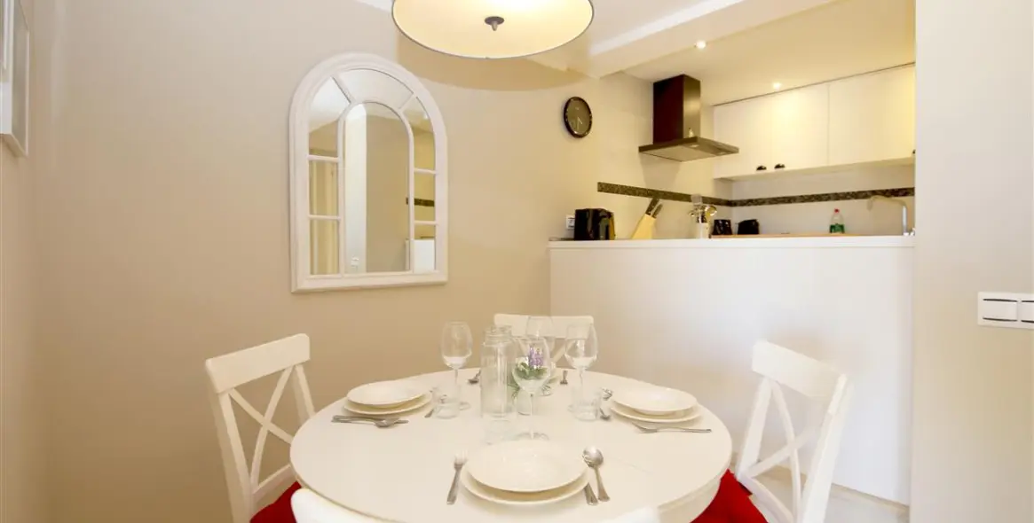 Alquiler a corto plazo de apartamento en planta media en Estepona 11