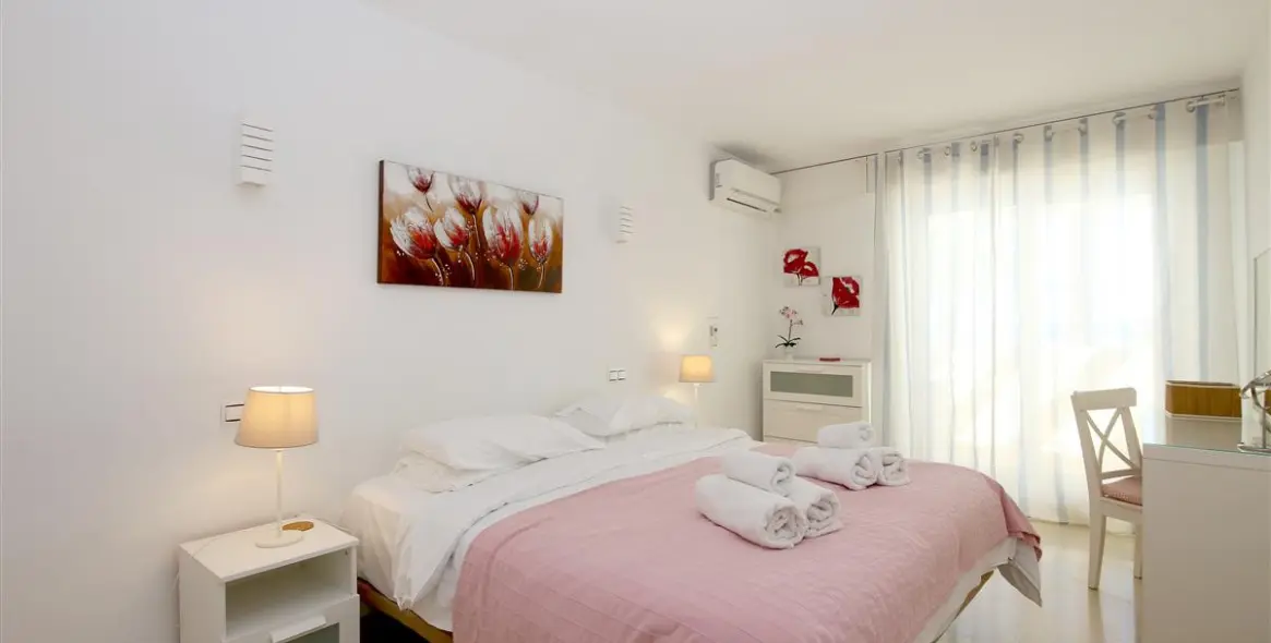 Alquiler a corto plazo de apartamento en planta media en Estepona 14