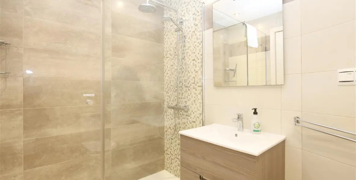 Alquiler a corto plazo de apartamento en planta media en Estepona 19