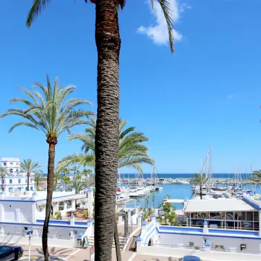 Alquiler a corto plazo de apartamento en planta media en Estepona