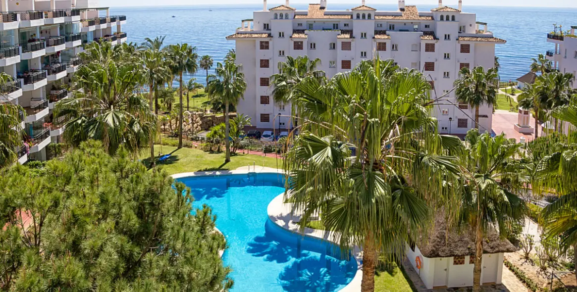 Краткосрочная аренда апартаментов на среднем этаже в Calahonda 1