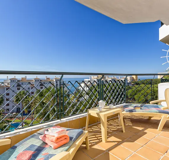 Краткосрочная аренда апартаментов на среднем этаже в Calahonda