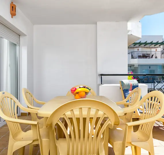 Краткосрочная аренда апартаментов на среднем этаже в Calahonda