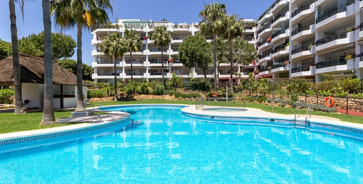 Краткосрочная аренда апартаментов на среднем этаже в Calahonda 19