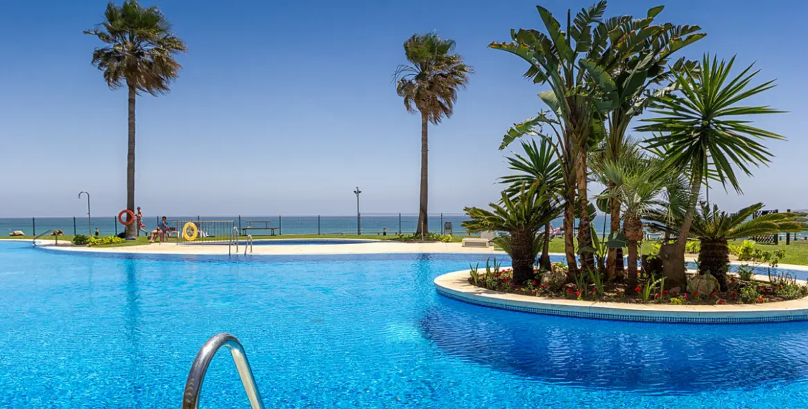 Краткосрочная аренда апартаментов на среднем этаже в Calahonda 21