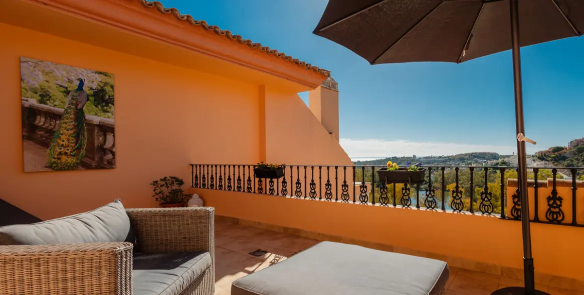 Long-term rent of penthouse in Nueva Andalucía 9