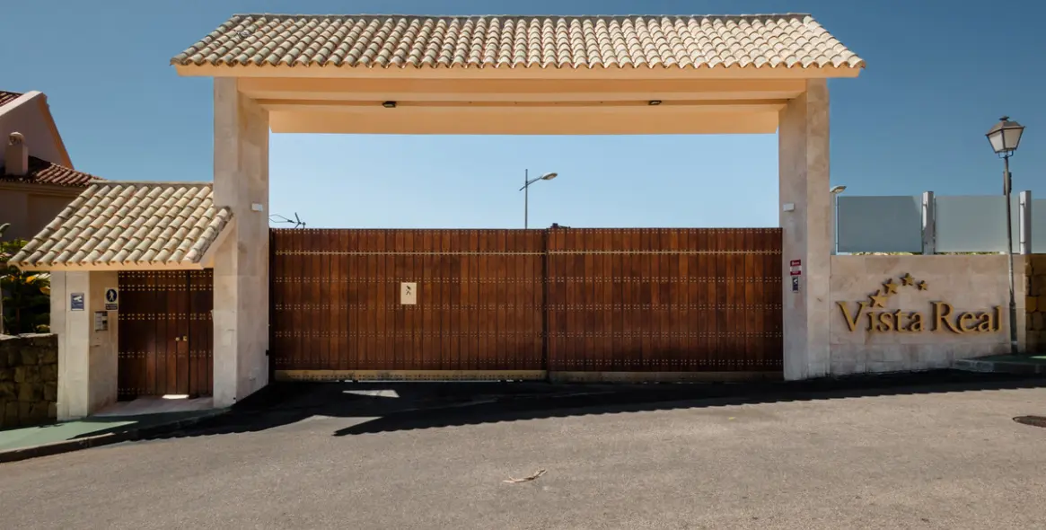 Long-term rent of penthouse in Nueva Andalucía 13